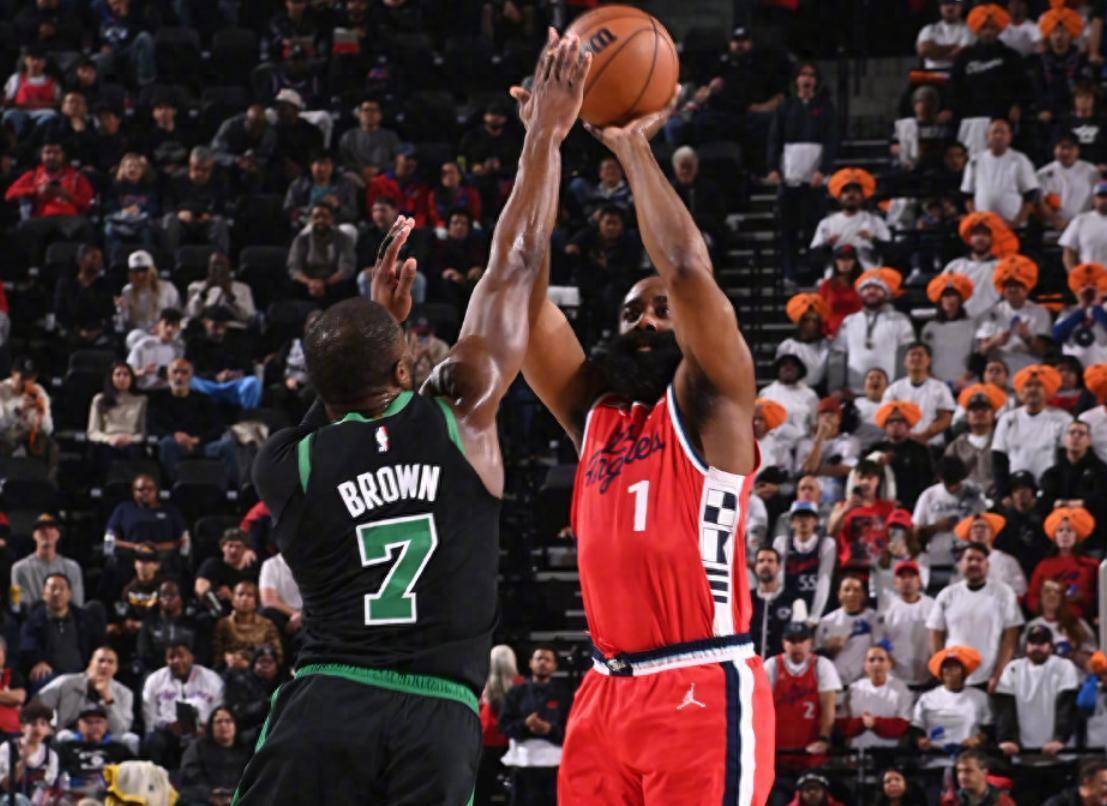 NBA总决赛国际比赛日走向成谜，洛杉矶快船绝杀压哨，质疑声仍在，心理建设被强调(nba压哨绝杀)